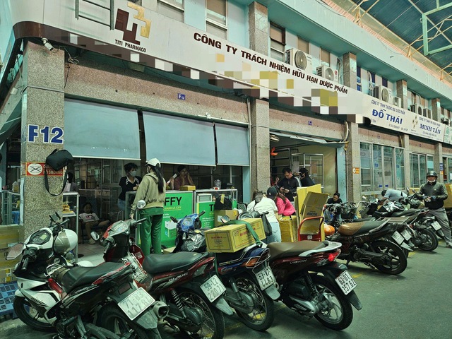 Khung cảnh lạ lùng tại chợ thuốc quận 10 - TP.HCM: Hàng loạt quầy cửa đóng then cài, 1 chủ hiệu thuốc phải thốt lên điều khó hiểu- Ảnh 5. Khung cảnh lạ lùng tại chợ thuốc quận 10 - TP.HCM: Hàng loạt quầy cửa đóng then cài, 1 chủ hiệu thuốc phải thốt lên điều khó hiểu- Ảnh 5.