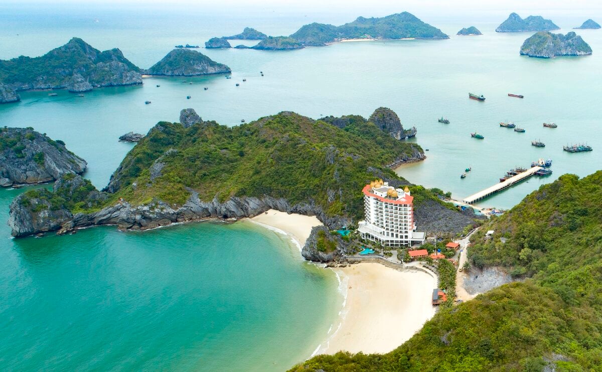 Bờ biển của "đảo ngọc" miền Bắc thay đổi sau gần 1 năm: Nhiều du khách bất ngờ không nhận ra - Ảnh 1.