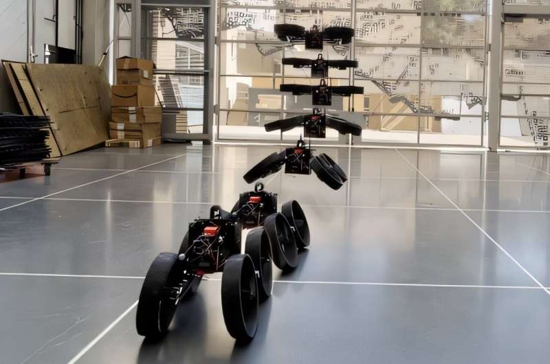 Drone biến hình thành xe 4 bánh trong một thao tác, không khác gì robot Transformer- Ảnh 1.