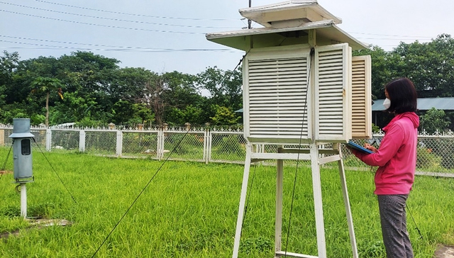 Thực hư thông tin Hà Nội nóng 61 độ C: Tại sao bản tin thời tiết dự báo nhiệt độ cao nhất là 40 độ C, mà cầm nhiệt kế ra đường lại đo được tận 61 độ?- Ảnh 6.