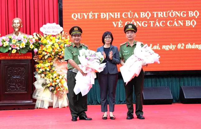 Công bố quyết định công tác cán bộ tại Công an các tỉnh Gia Lai , Sóc Trăng , Hải Phòng - Ảnh 1.