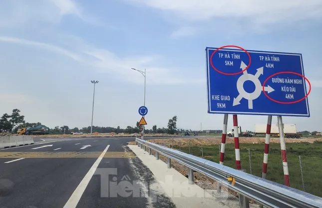 Biển báo cao tốc Hà Tĩnh gây nhầm lẫn với tên địa danh lạ Cẩm Dân - Ảnh 3. Biển báo cao tốc Hà Tĩnh gây nhầm lẫn với tên địa danh lạ Cẩm Dân - Ảnh 3.