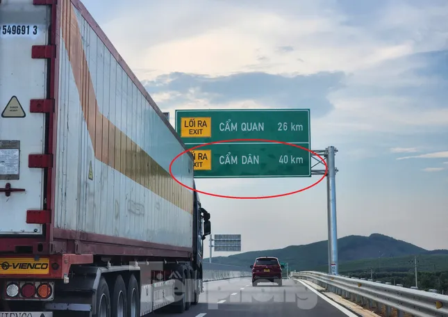Biển báo cao tốc Hà Tĩnh gây nhầm lẫn với tên địa danh lạ Cẩm Dân - Ảnh 1. Biển báo cao tốc Hà Tĩnh gây nhầm lẫn với tên địa danh lạ Cẩm Dân - Ảnh 1.