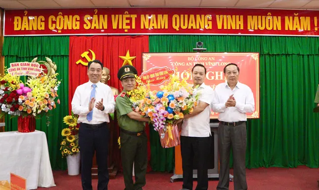 Thiếu tướng Nguyễn Trọng Dũng nghỉ hưu tại Công an tỉnh Vĩnh Long - Ảnh 1.