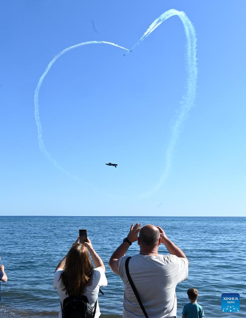 Xem màn trình diễn hàng không của đội bay Frecce Tricolori tại Rome gây ấn tượng mạnh - Ảnh 1.
