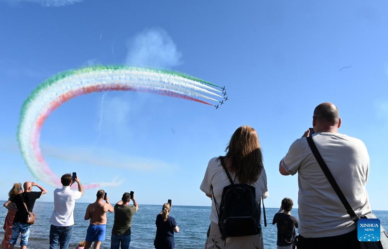 Xem màn trình diễn hàng không của đội bay Frecce Tricolori tại Rome gây ấn tượng mạnh - Ảnh 11.