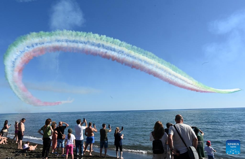 Xem màn trình diễn hàng không của đội bay Frecce Tricolori tại Rome gây ấn tượng mạnh - Ảnh 6.