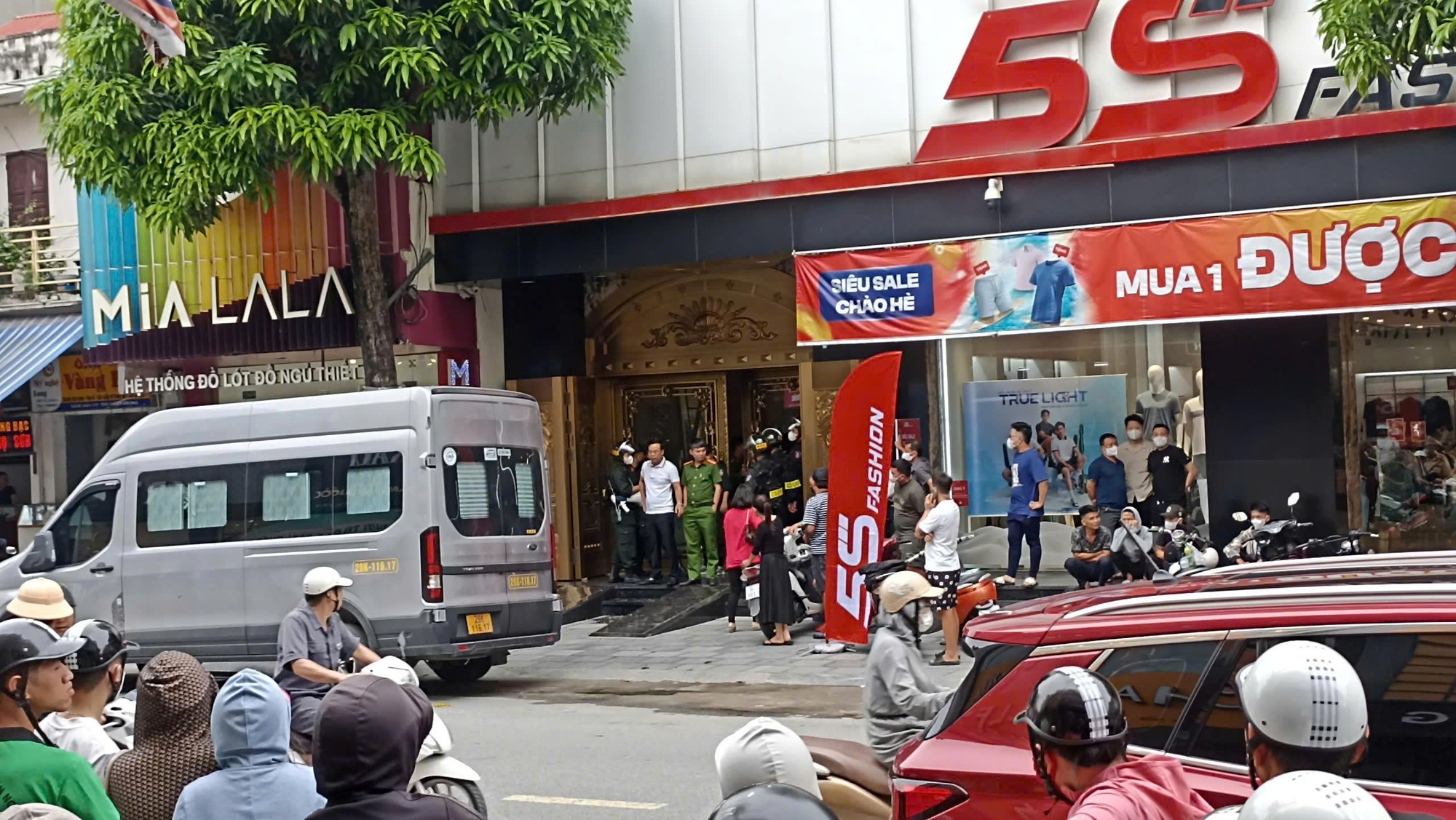 Căn nhà nổi bật của Tuấn thần đèn giữa phố Lê Hoàn TP thanh hóa - Ảnh 14.