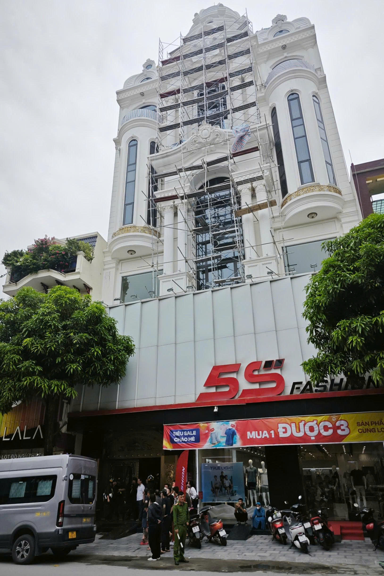 Căn nhà nổi bật của Tuấn thần đèn giữa phố Lê Hoàn TP thanh hóa - Ảnh 10.