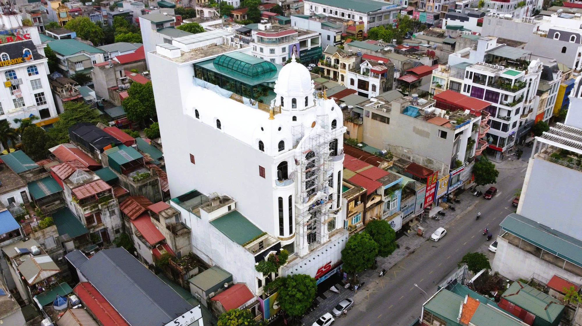 Căn nhà nổi bật của Tuấn thần đèn giữa phố Lê Hoàn TP thanh hóa - Ảnh 1.