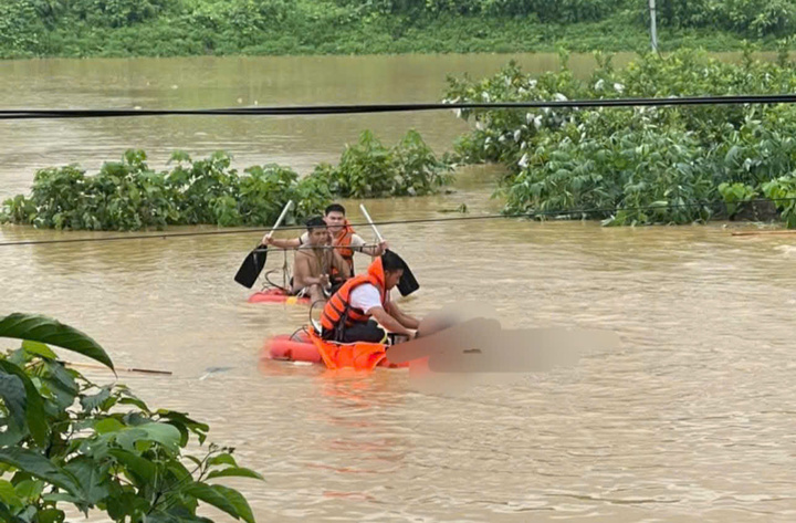 Tìm kiếm hai cháu bé bị nước cuốn ở Thái Nguyên sau trận mưa lớn - Ảnh 2. Tìm kiếm hai cháu bé bị nước cuốn ở Thái Nguyên sau trận mưa lớn - Ảnh 2.