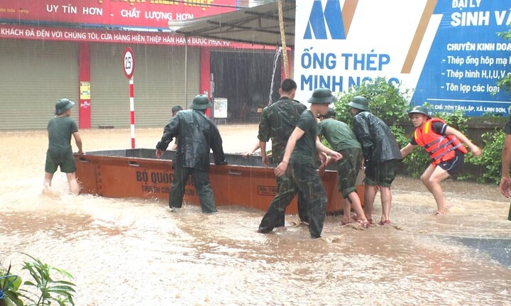Tìm kiếm hai cháu bé bị nước cuốn ở Thái Nguyên sau trận mưa lớn - Ảnh 1. Tìm kiếm hai cháu bé bị nước cuốn ở Thái Nguyên sau trận mưa lớn - Ảnh 1.