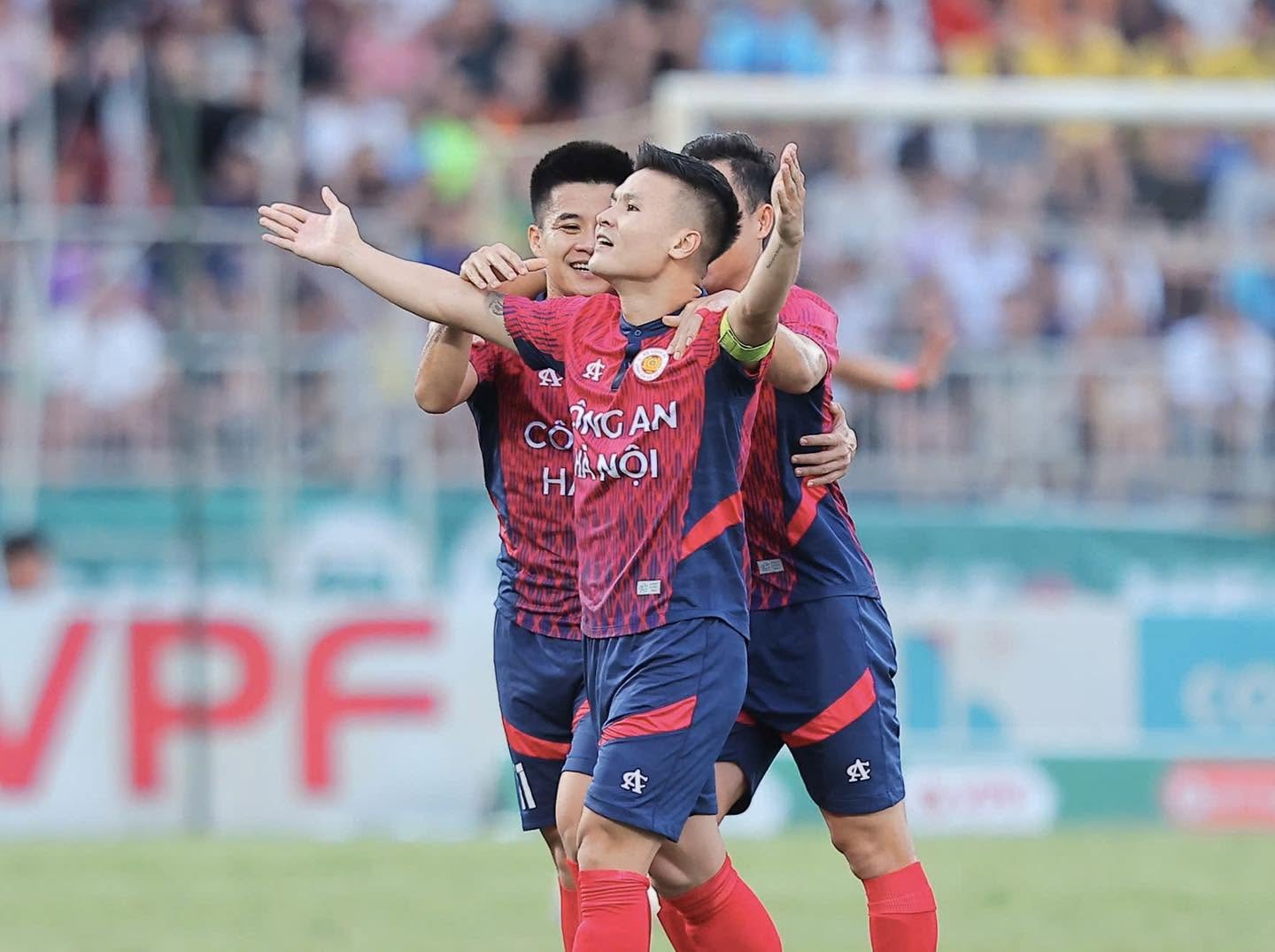 Quang Hải &ocirc;m Chu Thanh Huyền giữa SVĐ, n&agrave;ng WAG c&oacute; h&agrave;nh động khiến chồng "m&aacute;t mặt" sau nhiều lần bị ch&ecirc; "EQ &acirc;m điểm" - Ảnh 5.