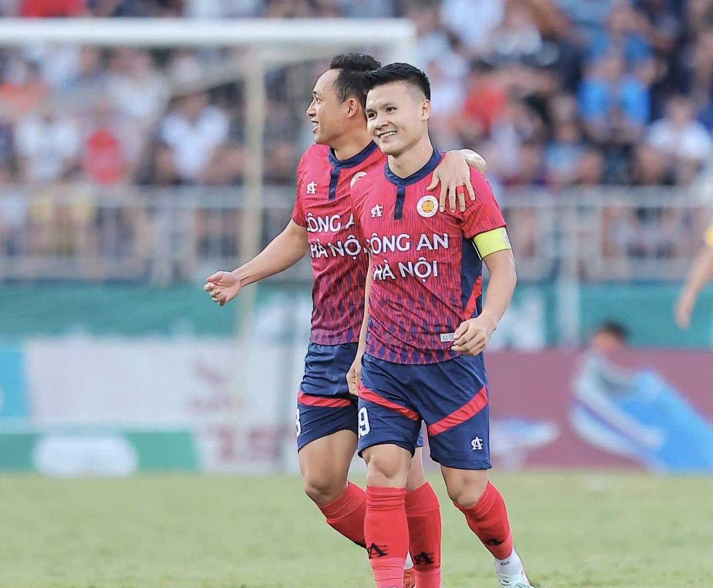 Quang Hải &ocirc;m Chu Thanh Huyền giữa SVĐ, n&agrave;ng WAG c&oacute; h&agrave;nh động khiến chồng "m&aacute;t mặt" sau nhiều lần bị ch&ecirc; "EQ &acirc;m điểm" - Ảnh 6.