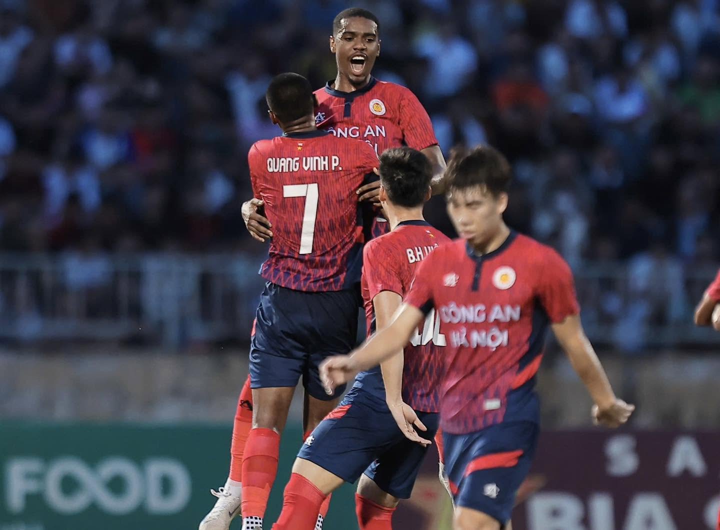 Quang Hải &ocirc;m Chu Thanh Huyền giữa SVĐ, n&agrave;ng WAG c&oacute; h&agrave;nh động khiến chồng "m&aacute;t mặt" sau nhiều lần bị ch&ecirc; "EQ &acirc;m điểm" - Ảnh 4.