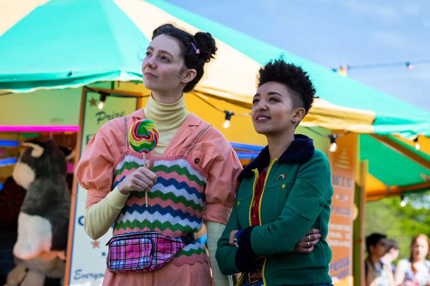 Xem phim Sex Education, tôi giật mình nghĩ tới con trai: Không phải tự nhiên mà con phớt lờ tôi! - Ảnh 2.