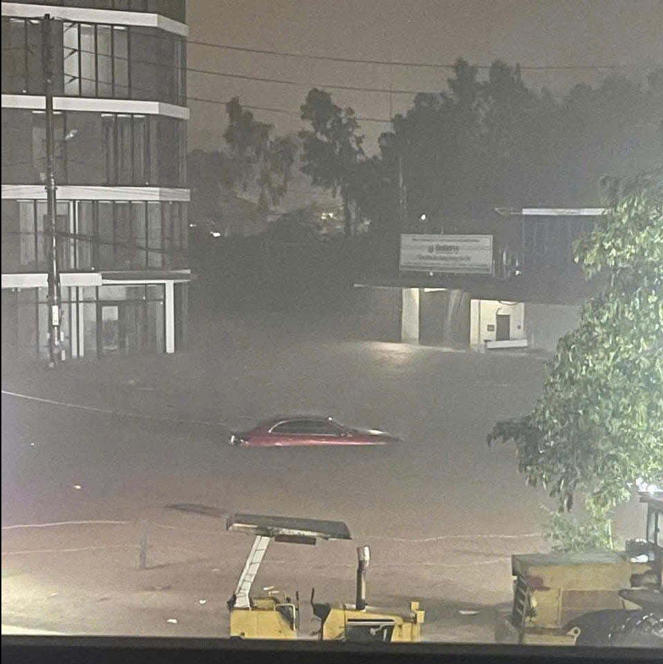 Th&aacute;i Nguy&ecirc;n ngập lụt nghi&ecirc;m trọng , &ocirc; t&ocirc; chết m&aacute;y giữa biển nước - Ảnh 2.