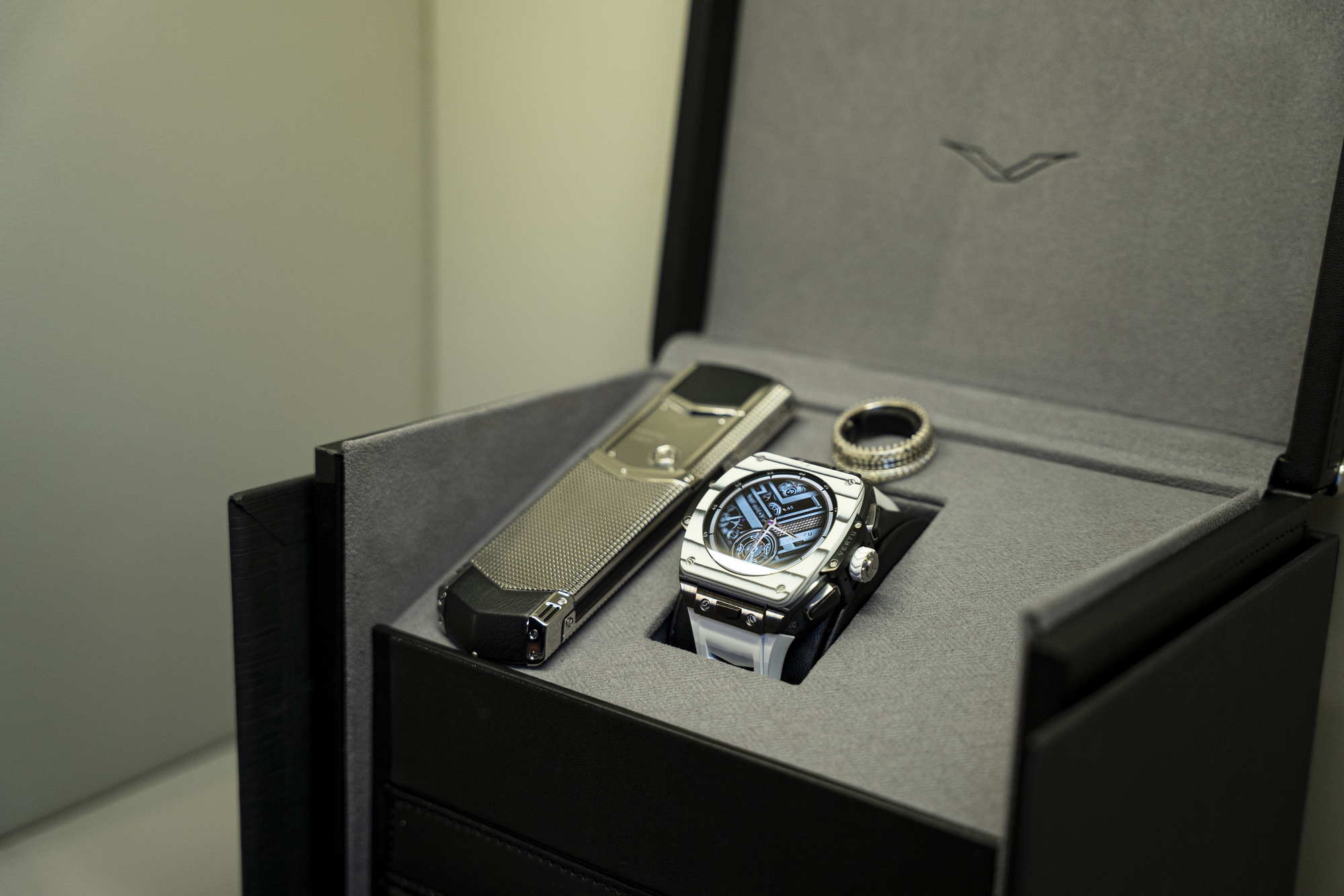 Có thật: Khách Việt chi 800 triệu đồng mua chiếc điện thoại, giá ngang ô tô nhưng không có 5G, AI- Ảnh 2.