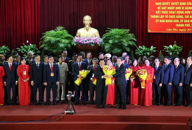 Công bố nhân sự lãnh đạo các tỉnh, thành mới sau sáp nhập - Ảnh 5. Công bố nhân sự lãnh đạo các tỉnh, thành mới sau sáp nhập - Ảnh 9.