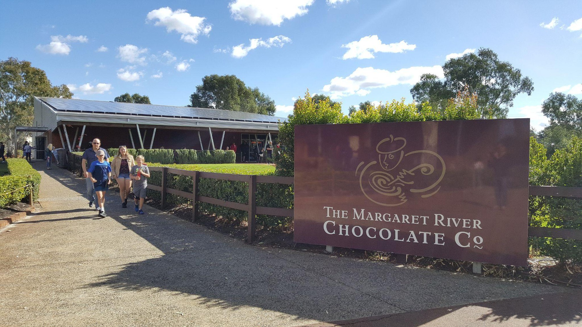 Cửa hàng bán đồ lưu niệm ở thị trấn Guildford và nhà máy sản xuất chocolate - Margaret River Chocolate Company.