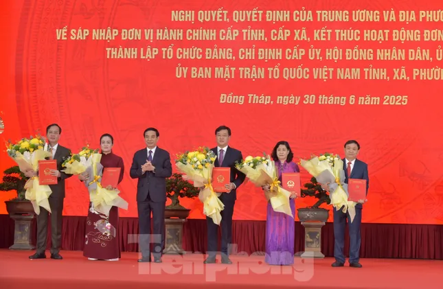 Công bố nhân sự lãnh đạo các tỉnh, thành mới sau sáp nhập - Ảnh 7. Công bố nhân sự lãnh đạo các tỉnh, thành mới sau sáp nhập - Ảnh 11.