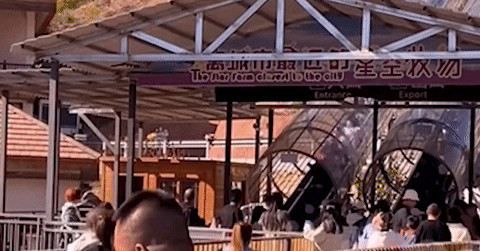 Sự cố trò chơi mạo hiểm khiến 20 du khách lao như 'tên bắn' xuống đất, dấy lên lo ngại về an toàn - Ảnh 1.