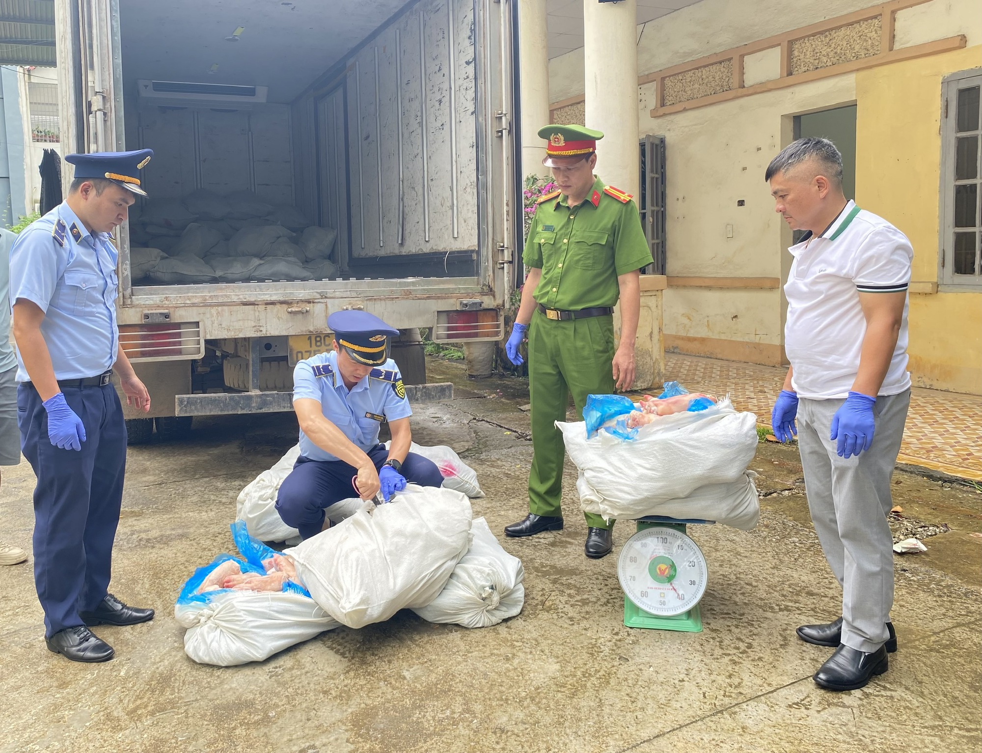 Phát hiện 1 . 000 Kg móng giò lợn không rõ nguồn gốc trên xe tải BKS 18 c - 075 . 77 - Ảnh 1.