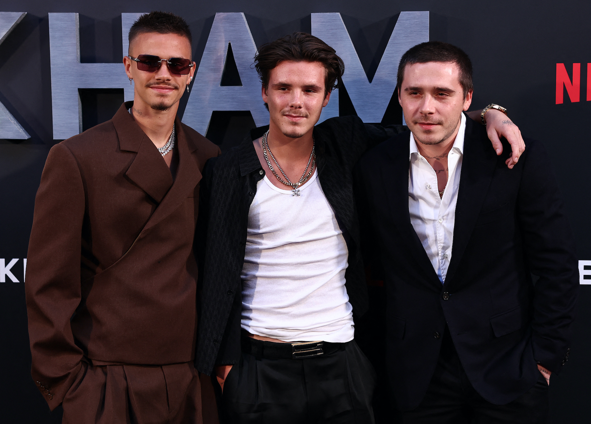 Toàn cảnh drama nhà Beckham: Vợ chồng con trai cả “cạch mặt” ngầm ám chỉ bố mẹ “làm màu”, anh em rạn nứt “cà khịa” nhau- Ảnh 2.