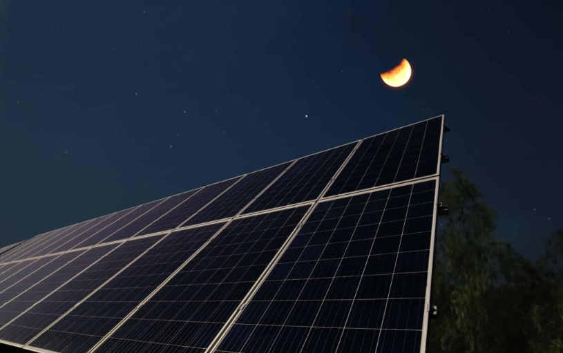 Độc đ&aacute;o tấm pin năng lượng mặt trời tạo ra điện ngay trong đ&ecirc;m- Ảnh 1.