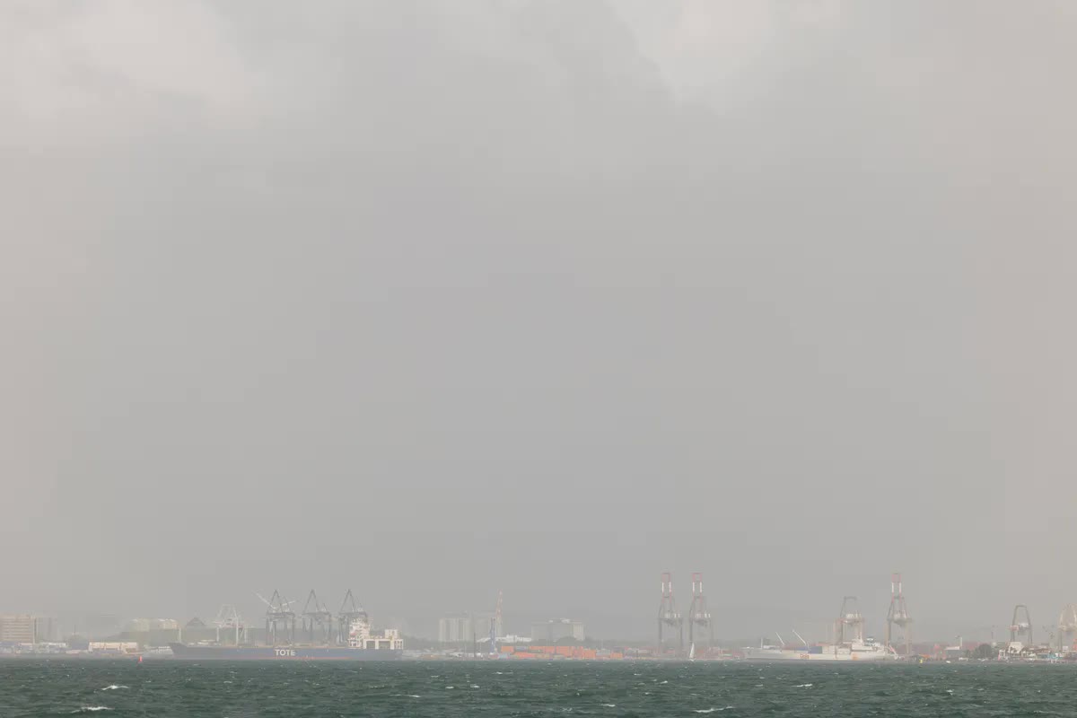 Những con tàu neo đậu tại cảng San Juan, Puerto Rico, giữa lúc một đám mây bụi từ sa mạc Sahara bao phủ phần lớn khu vực Caribe, ngày 2/6/2025 (Ảnh: AP)
