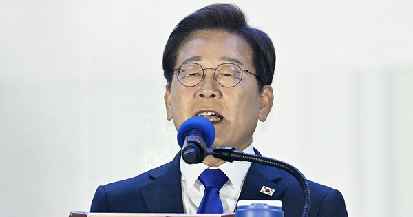 Tổng thống H&agrave;n Quốc nghe b&aacute;o c&aacute;o từ l&atilde;nh đạo qu&acirc;n đội ngay sau khi nhậm chức - Ảnh 2.