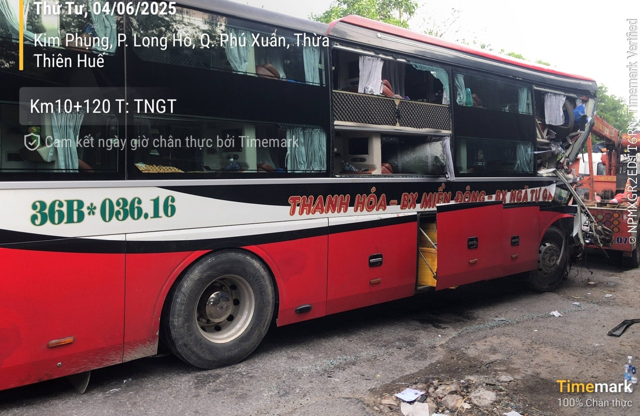 Xe khách tông xe tải tại Huế gây tai nạn nghiêm trọng , 1 người chết , 27 người bị thương - Ảnh 1.