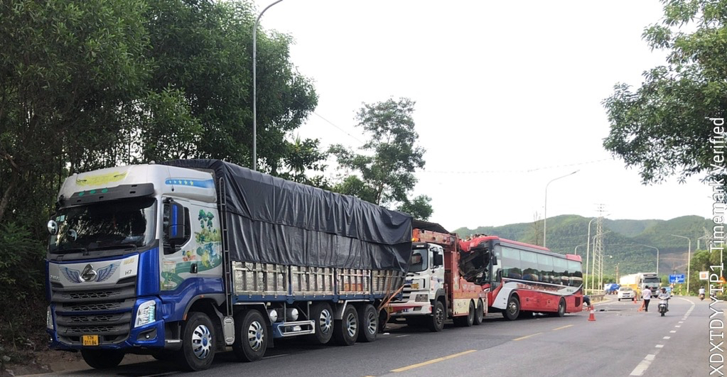 Xe khách tông xe tải tại Huế gây tai nạn nghiêm trọng , 1 người chết , 27 người bị thương - Ảnh 2.