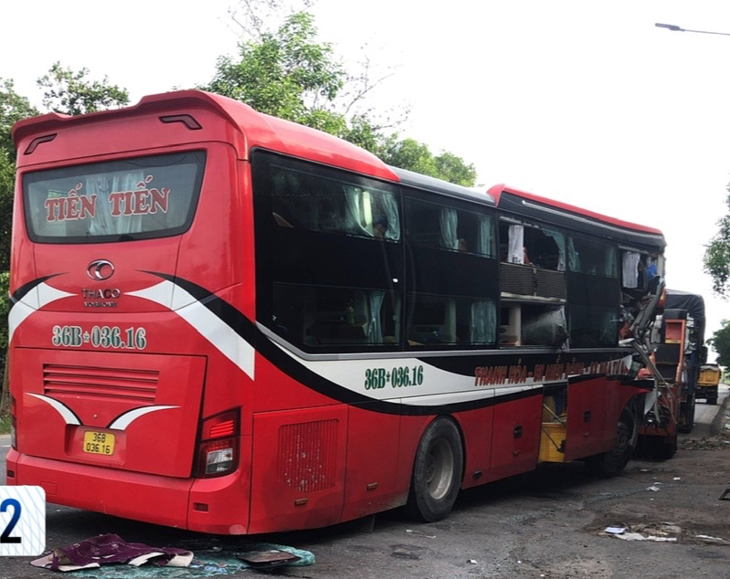 Xe khách tông xe tải tại Huế gây tai nạn nghiêm trọng , 1 người chết , 27 người bị thương - Ảnh 3.