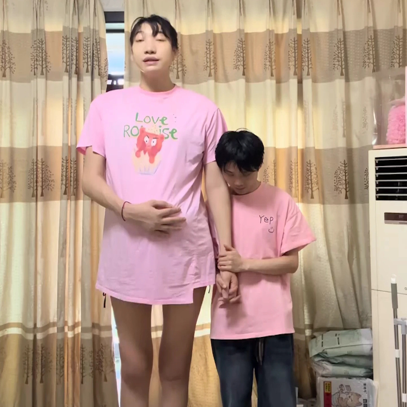 Ch&agrave;ng trai "t&iacute; hon" y&ecirc;u say đắm c&ocirc; g&aacute;i "khổng lồ" cao 2m2, biết l&yacute; do ai cũng bất ngờ- Ảnh 2.