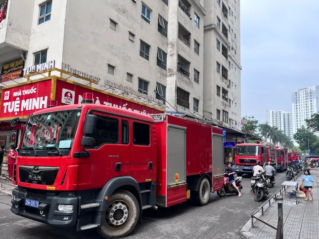 Cháy chung cư HH4A Linh Đàm ở Hà Nội: Khói đen bốc lên từ tầng 14 - Ảnh 2.