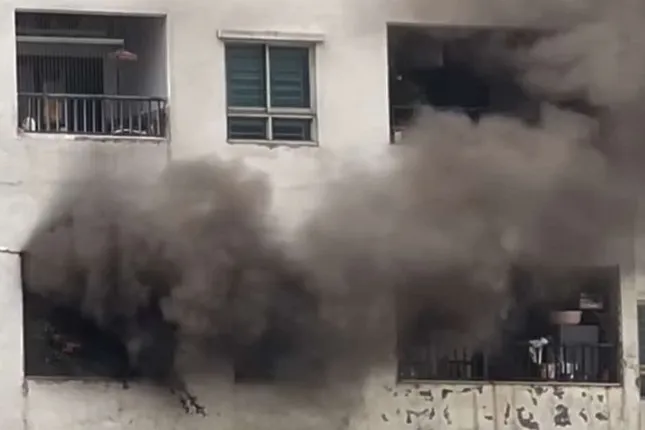 Cháy chung cư HH4A Linh Đàm ở Hà Nội: Khói đen bốc lên từ tầng 14 - Ảnh 1.