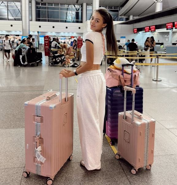 Mặt mộc b&oacute;c trần nhan sắc của vợ mẫu t&acirc;y B&ugrave;i Tiến Dũng khi về Ukraine, visual mẹ ngoại trẻ đẹp mới g&acirc;y x&ocirc;n xao- Ảnh 1.