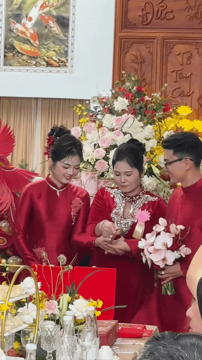 Độc lạ đám cưới miền Tây: Cô dâu được trao của hồi môn 100 con chồn hương, cổ phần nuôi hàu..., cảm xúc của bố vợ gây chú ý- Ảnh 7. Độc lạ đám cưới miền Tây: Cô dâu được trao của hồi môn 100 con chồn hương, cổ phần nuôi hàu..., cảm xúc của bố vợ gây chú ý- Ảnh 7.