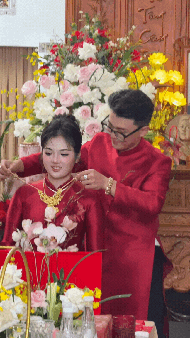 Độc lạ đám cưới miền Tây: Cô dâu được trao của hồi môn 100 con chồn hương, cổ phần nuôi hàu..., cảm xúc của bố vợ gây chú ý- Ảnh 5. Độc lạ đám cưới miền Tây: Cô dâu được trao của hồi môn 100 con chồn hương, cổ phần nuôi hàu..., cảm xúc của bố vợ gây chú ý- Ảnh 5.