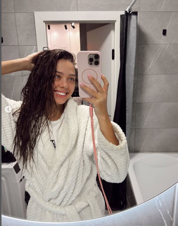 Mặt mộc b&oacute;c trần nhan sắc của vợ mẫu t&acirc;y B&ugrave;i Tiến Dũng khi về Ukraine, visual mẹ ngoại trẻ đẹp mới g&acirc;y x&ocirc;n xao- Ảnh 2.