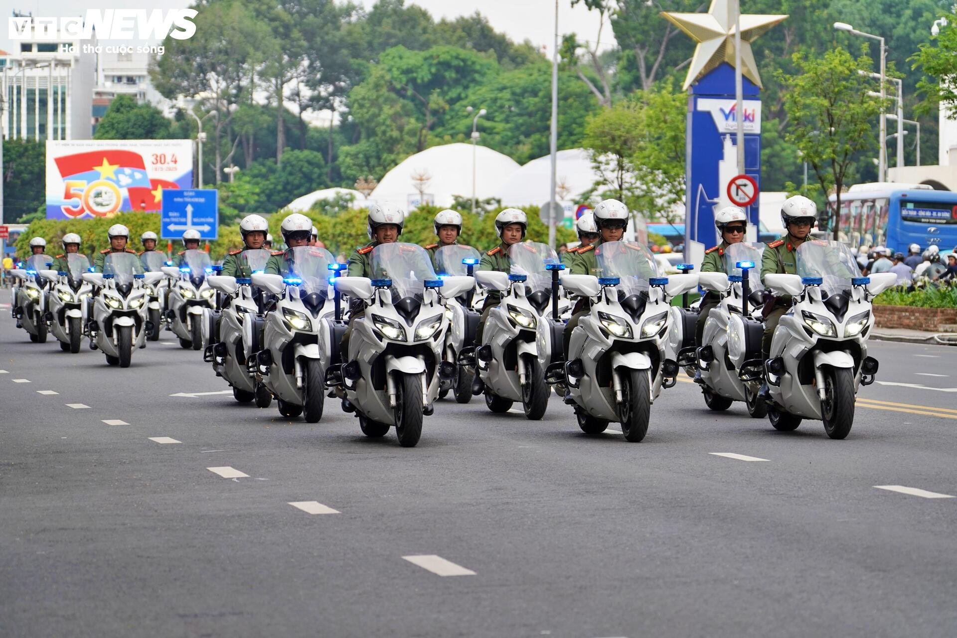 Diễn tập bảo vệ nguyên thủ tại TP . HCM thu hút đông đảo người dân và du khách - Ảnh 18. Diễn tập bảo vệ nguyên thủ tại TP . HCM thu hút đông đảo người dân và du khách - Ảnh 18.