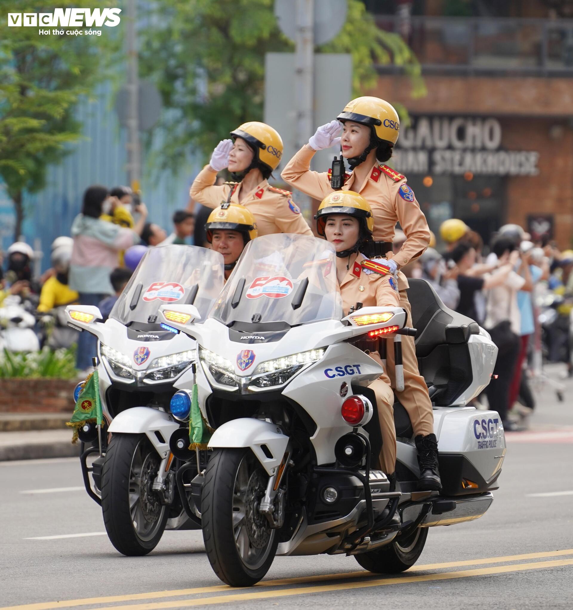 Diễn tập bảo vệ nguyên thủ tại TP . HCM thu hút đông đảo người dân và du khách - Ảnh 2. Diễn tập bảo vệ nguyên thủ tại TP . HCM thu hút đông đảo người dân và du khách - Ảnh 2.