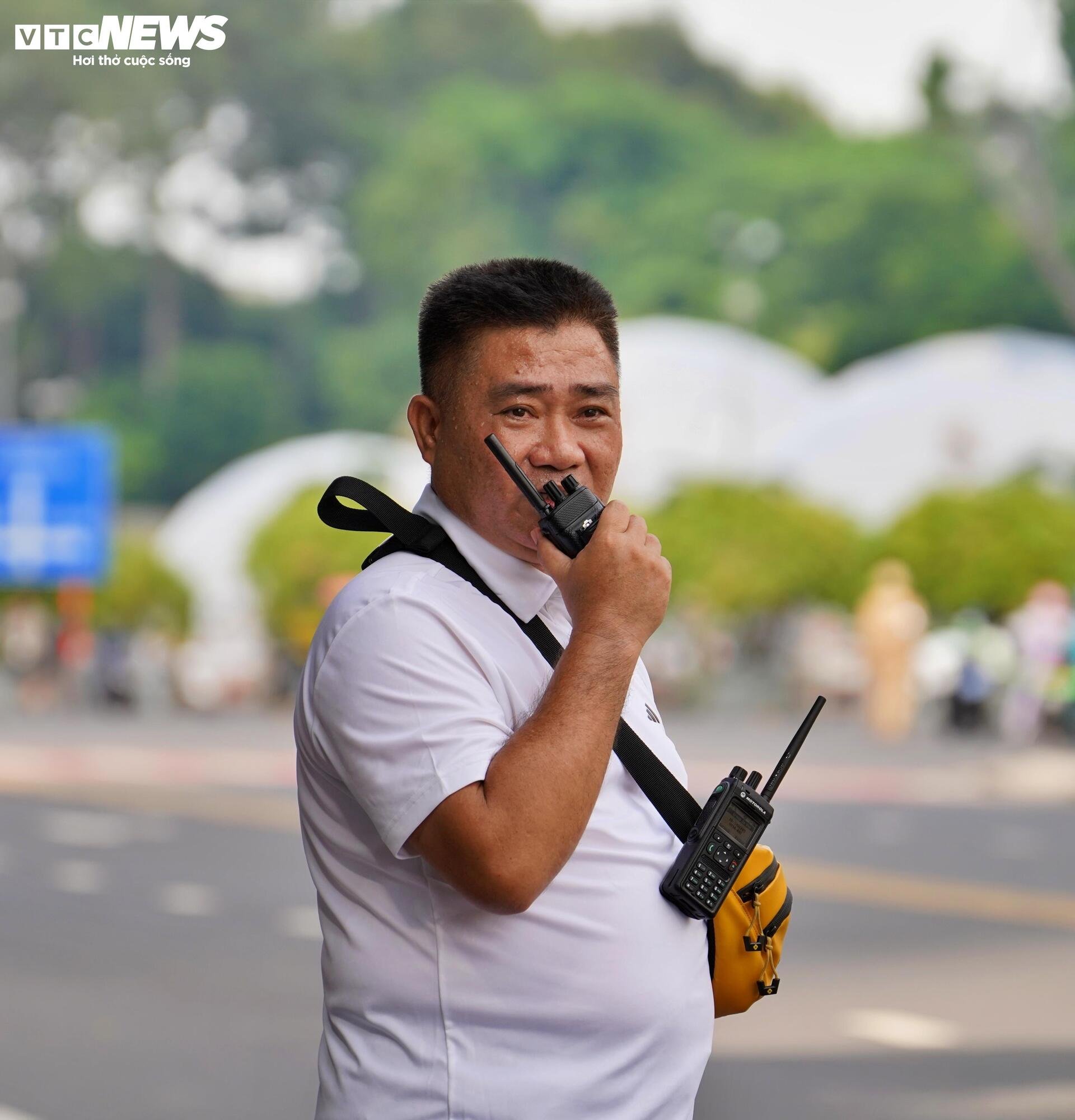 Diễn tập bảo vệ nguyên thủ tại TP . HCM thu hút đông đảo người dân và du khách - Ảnh 8. Diễn tập bảo vệ nguyên thủ tại TP . HCM thu hút đông đảo người dân và du khách - Ảnh 8.