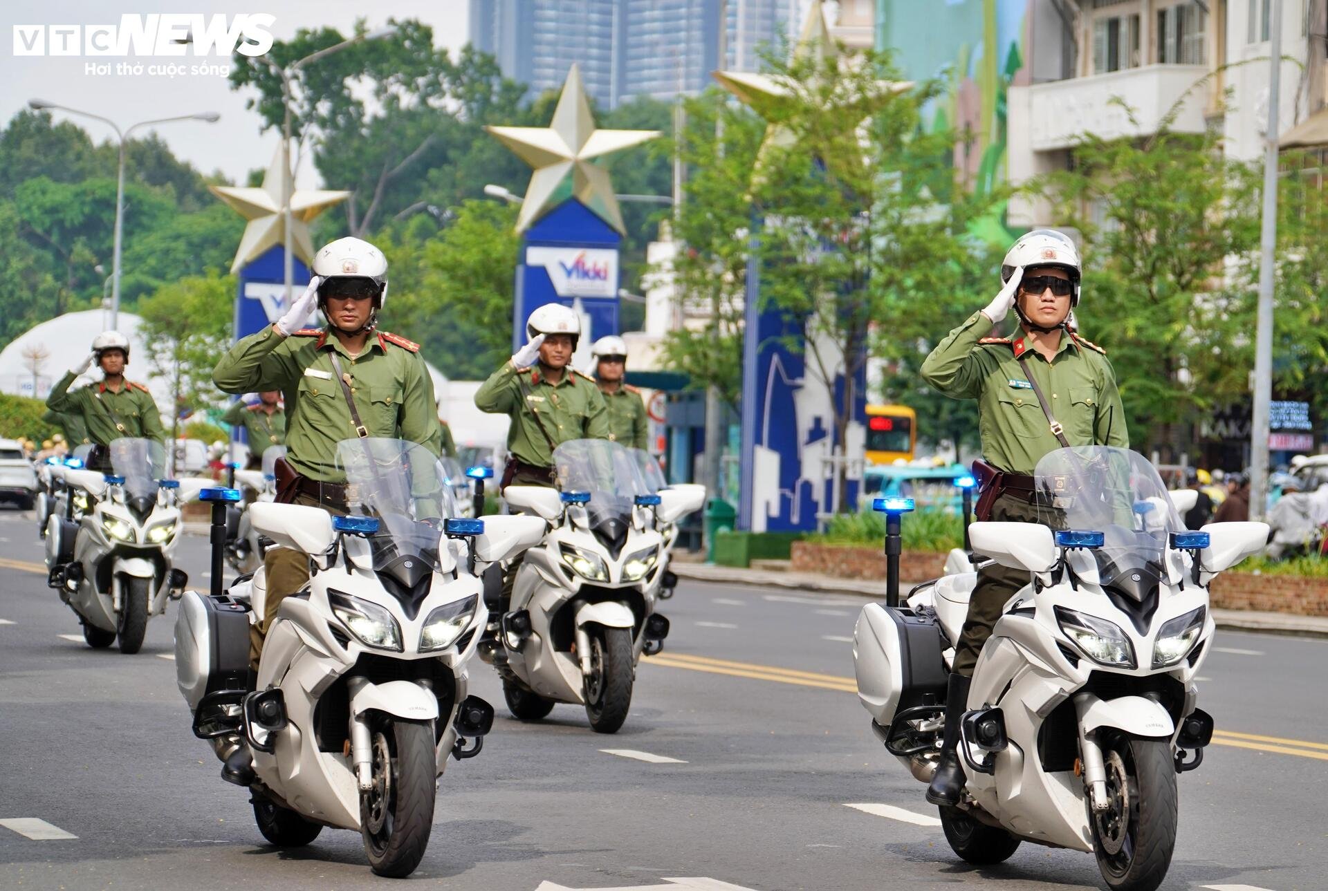 Diễn tập bảo vệ nguyên thủ tại TP . HCM thu hút đông đảo người dân và du khách - Ảnh 11. Diễn tập bảo vệ nguyên thủ tại TP . HCM thu hút đông đảo người dân và du khách - Ảnh 11.