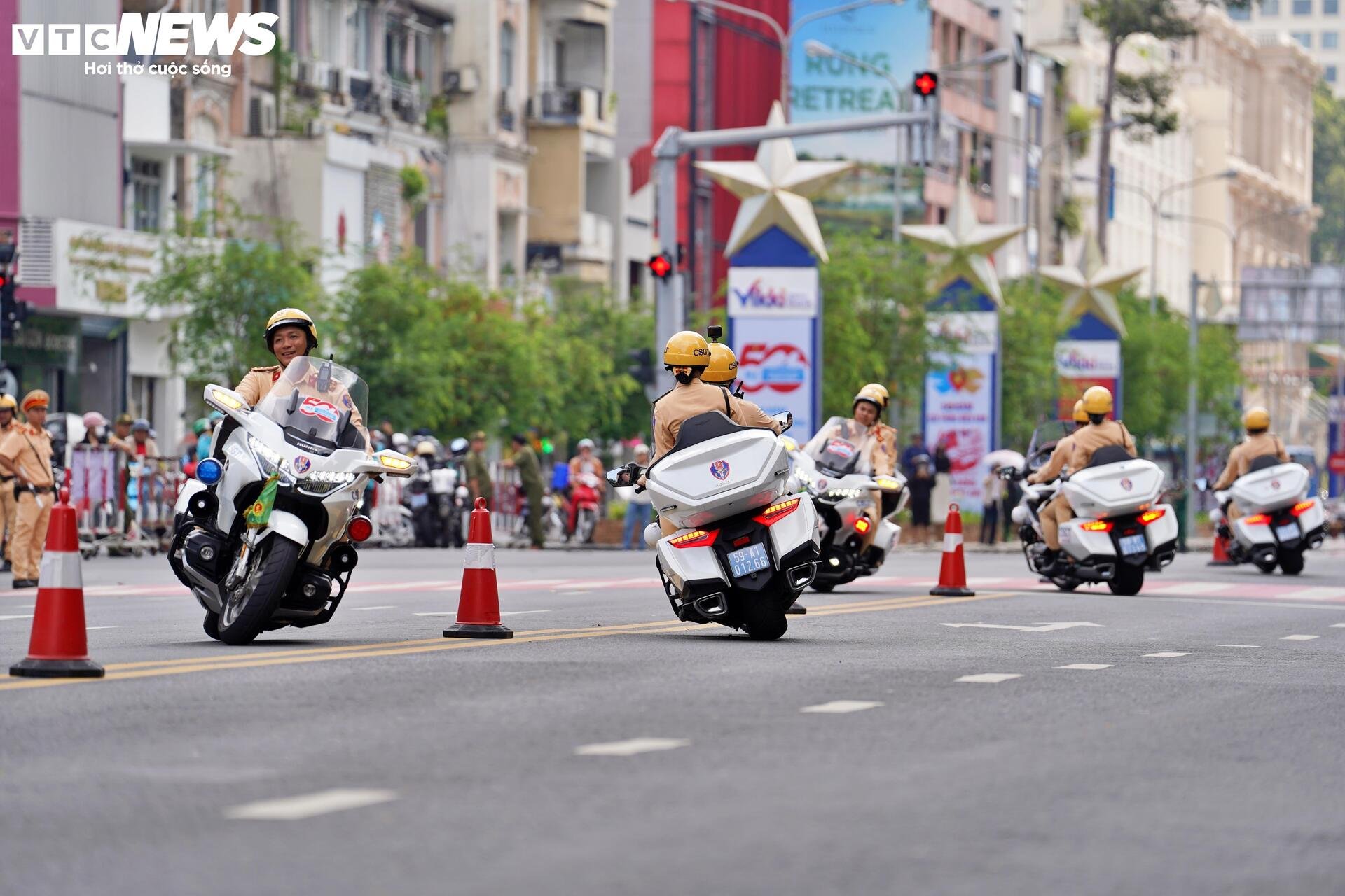 Diễn tập bảo vệ nguyên thủ tại TP . HCM thu hút đông đảo người dân và du khách - Ảnh 15. Diễn tập bảo vệ nguyên thủ tại TP . HCM thu hút đông đảo người dân và du khách - Ảnh 15.