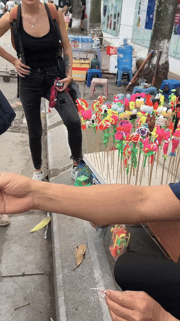 Khách Tây trầm trồ trước món đồ chơi của nhiều trẻ em Việt Nam, nhận xét: Tôi có thể ăn nó được luôn! - Ảnh 1.