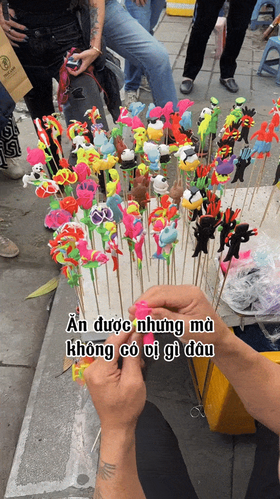 Khách Tây trầm trồ trước món đồ chơi của nhiều trẻ em Việt Nam, nhận xét: Tôi có thể ăn nó được luôn! - Ảnh 2.