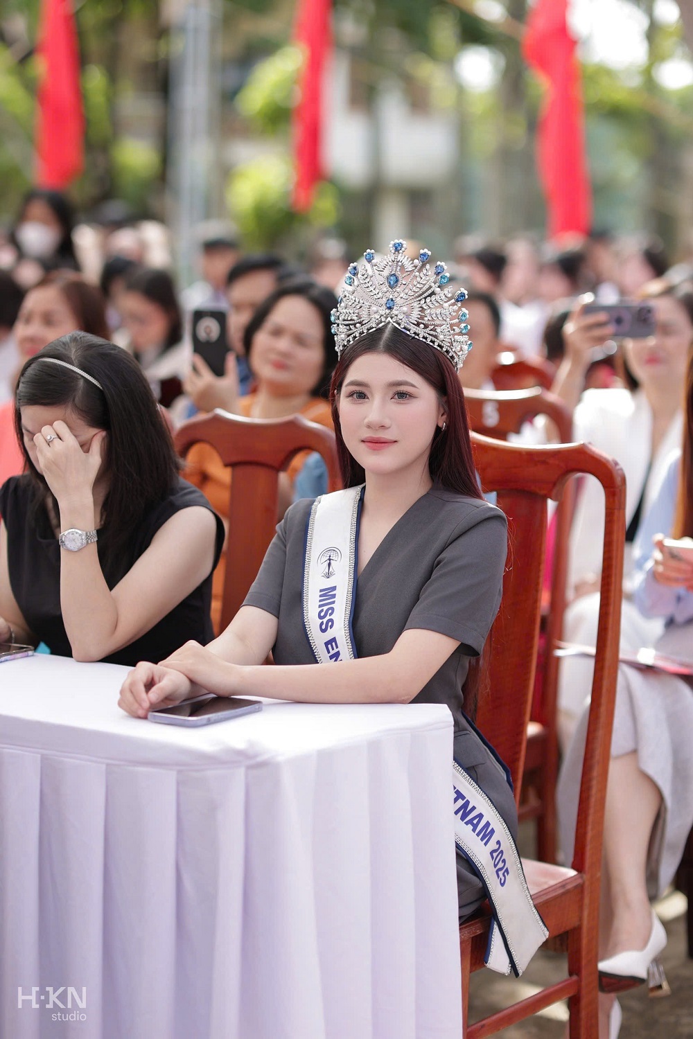 Hoa hậu Trần Thị Mỹ Linh về trường cũ làm điều ý nghĩa - Ảnh 1. Hoa hậu Trần Thị Mỹ Linh về trường cũ làm điều ý nghĩa - Ảnh 1.