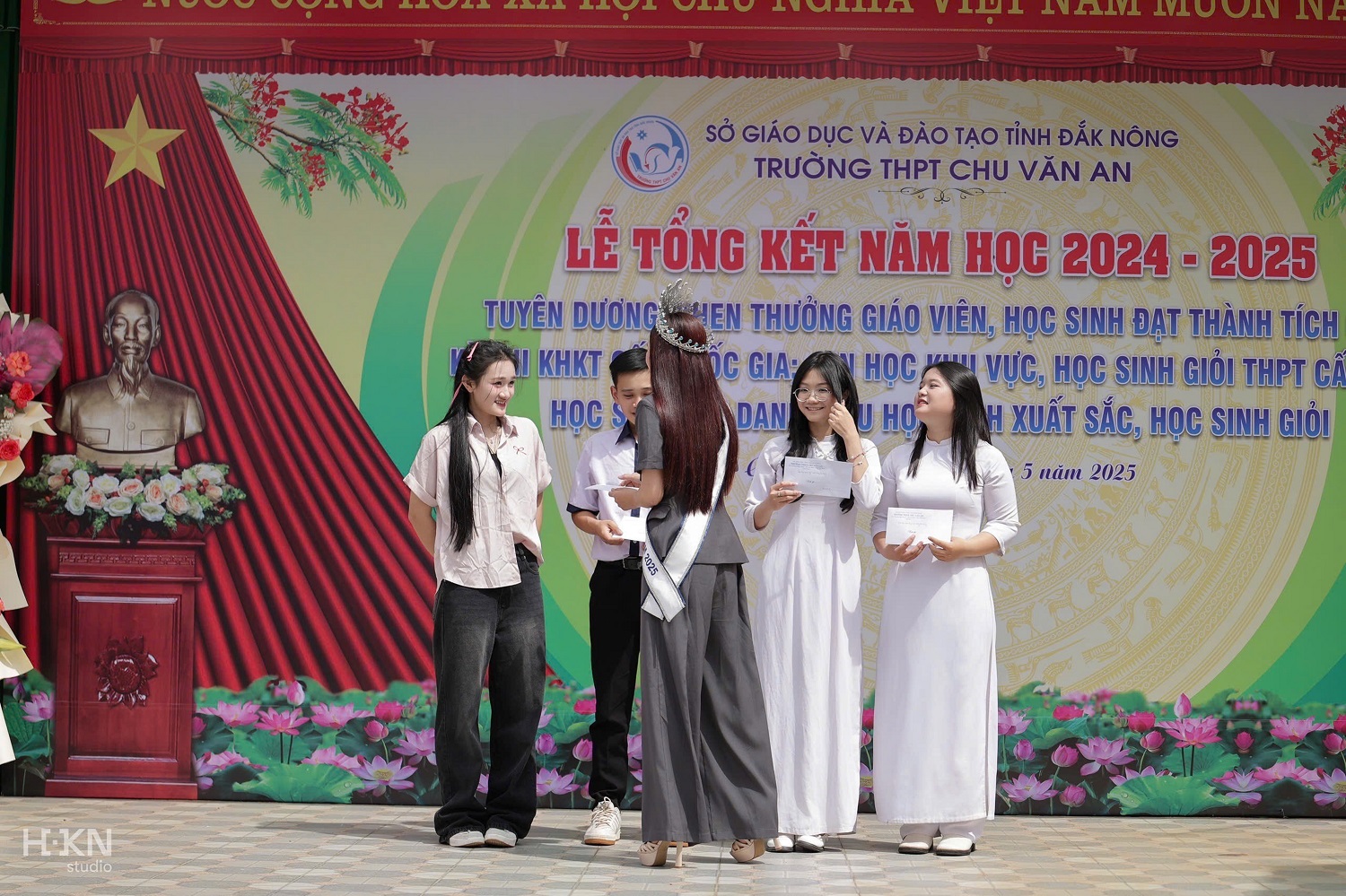Hoa hậu Trần Thị Mỹ Linh về trường cũ làm điều ý nghĩa - Ảnh 3. Hoa hậu Trần Thị Mỹ Linh về trường cũ làm điều ý nghĩa - Ảnh 3.